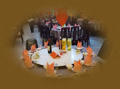 餐廳採用清亮、溫馨的黃色色係為裝潢主軸，搭配淡粉紅色桌巾與椅套...